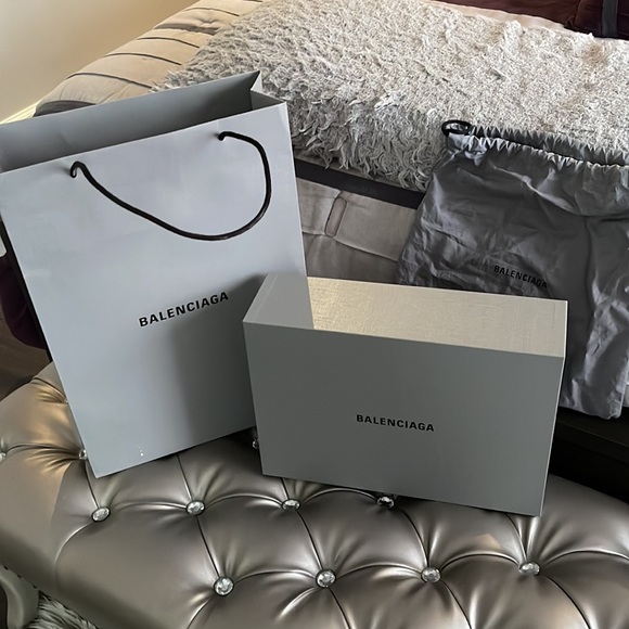 💯 Authentic Balenciaga Wallet & Chain with Shoulder Strap Shiny Embossed - Picture 11 of 11